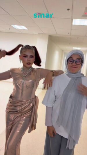 Sharifah Shahirah Instagram - Mesti la acik @shieraijoy bangga dengan Odah semalam!! 🥹 kami semua pun bangga tau Odah dapat buat persembaan depan beribu-ribu orang 🫶🏼

#SINARKongsi #SINARMuzikRetroTerbaik