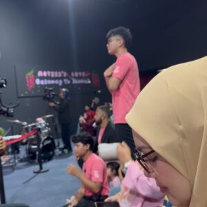 Sharifah Shahirah Instagram - Pepagi mak mak semua gi konsert anak ..bapak bapak semua kat belakang nengok dari jauh