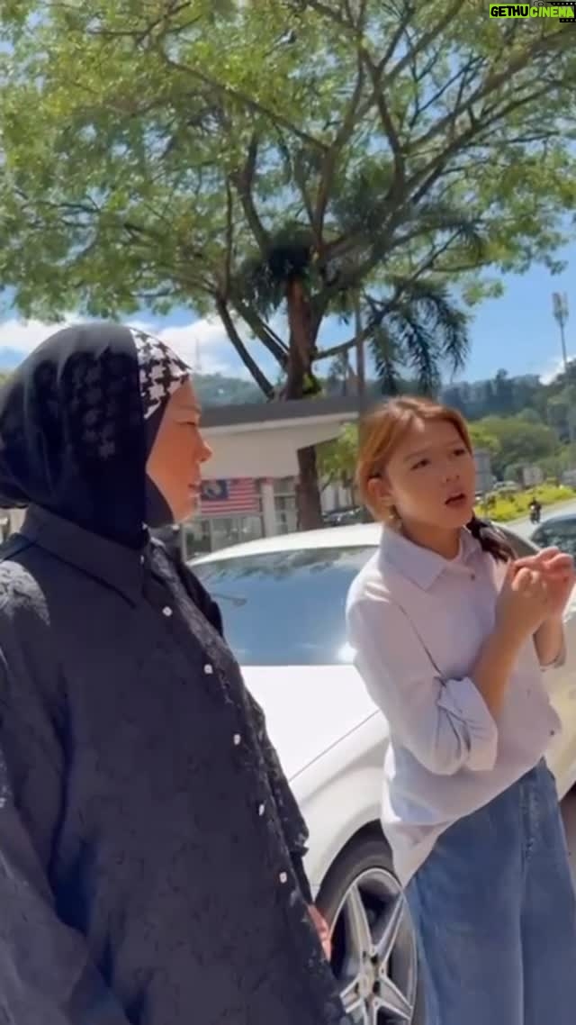 Sharifah Shahirah - 12.6K Likes - Pergi kerja berpakaian kemas 
Pakaian kemas berfesyen jubah
Pagi pagi pergi  beli emas
Di kedai favourite pilihan odah

Eh pantun 

Ada duit lebih jom beli emas 

Fesyen fesyen baruuu cantik ..berbaloi kat wangsa maju 
@kedaiemaspayangofficial