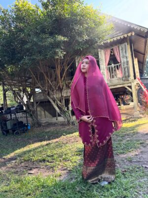 Sharifah Shahirah Instagram - Ok  saya memang suka @hannaraudaofficial  sebab baik bagi sponsor terus terang je cakap 

Tapiiiiiiiiii selain owner baik ..senang bual antar cepat 

Cakap jugak sulaman ..cantik sepasang terletak ..banyak saiz..dia bab sulaman A dan ok harganya

Kita yg gemuk pun ada saiz 

Kedai dia kat bangi dan banyak 

Go je @hannaraudaofficial