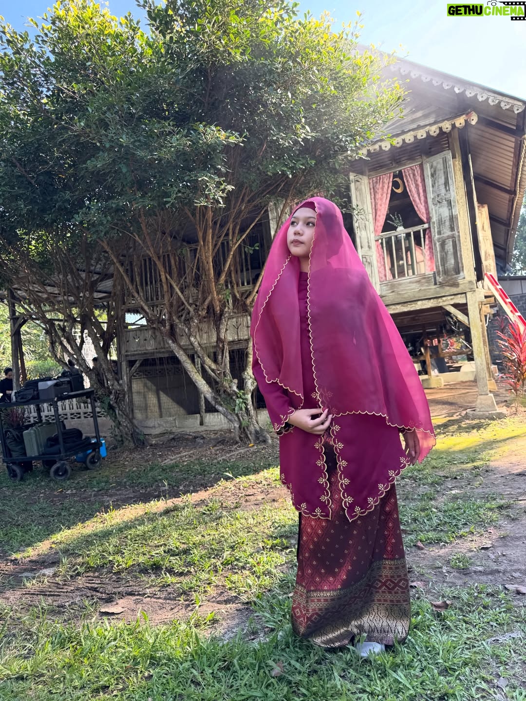 Sharifah Shahirah - 4.6K Likes - Ok  saya memang suka @hannaraudaofficial  sebab baik bagi sponsor terus terang je cakap 

Tapiiiiiiiiii selain owner baik ..senang bual antar cepat 

Cakap jugak sulaman ..cantik sepasang terletak ..banyak saiz..dia bab sulaman A dan ok harganya

Kita yg gemuk pun ada saiz 

Kedai dia kat bangi dan banyak 

Go je @hannaraudaofficial
