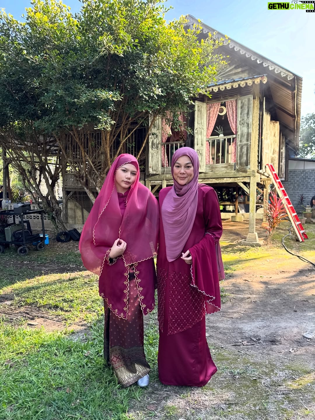 Sharifah Shahirah - 4.6K Likes - Ok  saya memang suka @hannaraudaofficial  sebab baik bagi sponsor terus terang je cakap 

Tapiiiiiiiiii selain owner baik ..senang bual antar cepat 

Cakap jugak sulaman ..cantik sepasang terletak ..banyak saiz..dia bab sulaman A dan ok harganya

Kita yg gemuk pun ada saiz 

Kedai dia kat bangi dan banyak 

Go je @hannaraudaofficial