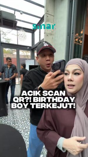 Sharifah Shahirah Instagram - Suka lah tu @falyqhikyle finally ada yang sudi scan QR dia tu 🤣 

Kesian acik, sampai-sampai je kena pau 😂🫵🏻

#SINARKongsi #SINARMuzikRetroTerbaik #happybirthday