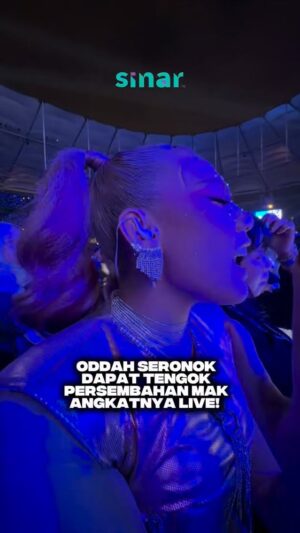 Sharifah Shahirah Instagram - Oddah pun sing along dekat bawah sama-sama dengan @ctdk , apatah lagi yang lain kan??? 🥹🥹

#SINARKongsi #SINARMuzikRetroTerbaik