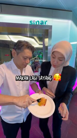 Sharifah Shahirah Instagram - Makan kek pun comel & sweet. Jomlah kita pindah Pluto 🐜🐜🐜

#SINARKongsi #SINARMuzikRetroTerbaik