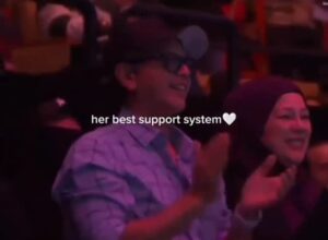 Sharifah Shahirah Instagram - Comel je Acik @shieraijoy dengan suami tercinta support Oddah di Muzikal Lawak Superstar malam tadi 🥹💜 

Sumber: TikTok cammmyyy._

#SINARKongsi #SINARMuzikRetroTerbaik