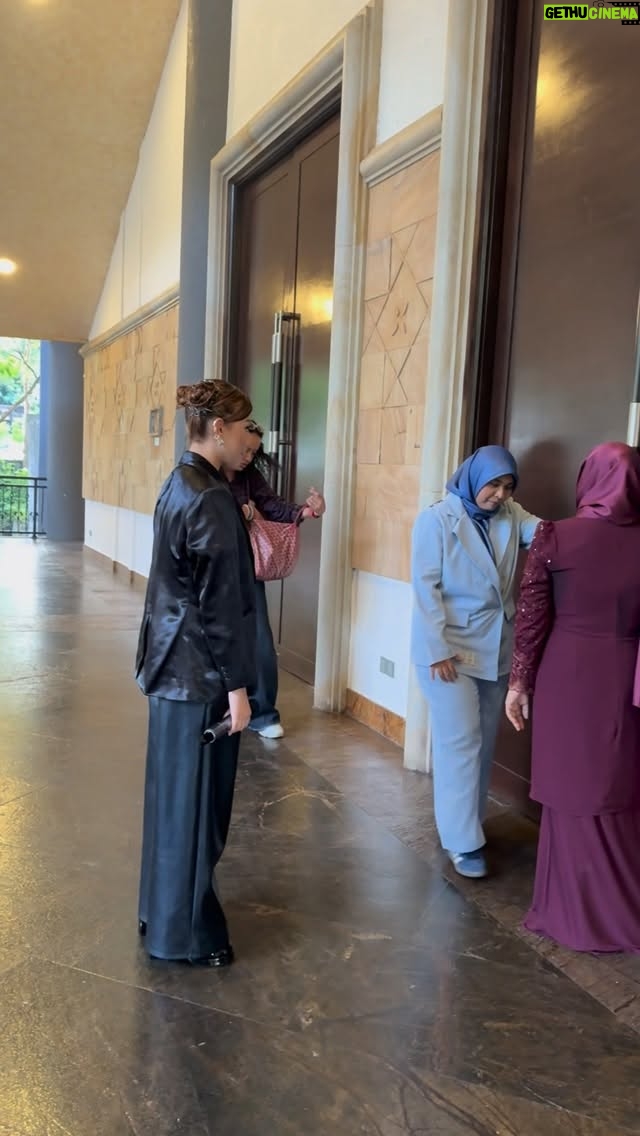 Sharifah Shahirah - 9K Likes - Hmmm bila mak ko emcee tak boleh masuk lagi kena odah masuk dulu sebab dia opening gambit

Takde sapa shoot laa hmmmm bye

So baju ni boleh pakai lagi @liazailia
