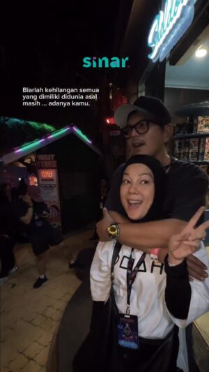 Sharifah Shahirah Instagram - Sweet betul Acik @shieraijoy dengan Abang @ejoyazari ni 🥹💜

Dari mereka kita belajar bahawa pasangan yang baik adalah apabila dua hati saling melengkapi, menerima setiap kelebihan dan kekurangan tanpa syarat kerana cinta sejati bukan tentang kesempurnaan, tapi tentang penerimaan yang tulus. 

#SINARKongsi #SINARMuzikRetroTerbaik