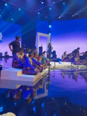Sharifah Shahirah Instagram - Throwback @iamwatie  @shuibsepahtu  time reharsal 

Sampai habis lagu mommy tido ..naper ekk???

Time tu mak mak ni dah rasa dah ..sebab kami mengalaminya kalau bomb jatuh ..pun tetap tido ..lena dia lain kan..kepenatan…