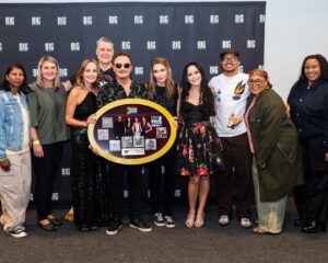 Sharon Corr Instagram - We had a lovely couple of surprises for us while in Pretoria 🥰

Firstly an award, presented by @warnermusic, representing three decades of love and support from adoring South African fans 🇿🇦 

And then also a beautiful bouquet of 30 red roses from our amazing fans around the world 🌹Thank you @latina_to_the_corr @thecorrspt @thecorrs.archives @kat_hora_ @theminstrelgirl @dazmendonsa @deeamparo @eracita @fcosalinas3 @grace_ygnacio @giselleaiyard @chefcancio @fandrea_lina @martinapace2023 @absolute_thecorrs @rachellewisphotography @rafaelavlucas @tolshelman @thehardcorrfans @sinahe79 @purple_eggplant99 (hopefully we didn’t miss anyone)!

Thanks to @bigconcerts for your help…see you in Cape Town tomorrow!