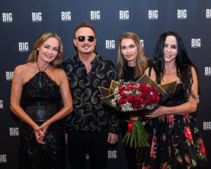 Sharon Corr Instagram - We had a lovely couple of surprises for us while in Pretoria 🥰

Firstly an award, presented by @warnermusic, representing three decades of love and support from adoring South African fans 🇿🇦 

And then also a beautiful bouquet of 30 red roses from our amazing fans around the world 🌹Thank you @latina_to_the_corr @thecorrspt @thecorrs.archives @kat_hora_ @theminstrelgirl @dazmendonsa @deeamparo @eracita @fcosalinas3 @grace_ygnacio @giselleaiyard @chefcancio @fandrea_lina @martinapace2023 @absolute_thecorrs @rachellewisphotography @rafaelavlucas @tolshelman @thehardcorrfans @sinahe79 @purple_eggplant99 (hopefully we didn’t miss anyone)!

Thanks to @bigconcerts for your help…see you in Cape Town tomorrow!