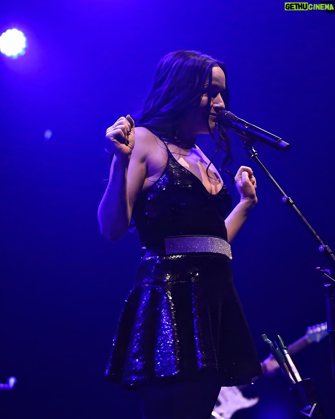 Sharon Corr - 4.7K Likes - Thank you Cape Town and thank you South Africa! What a magical few days ✨ We hope you enjoyed it as much as we did #TheCorrs #LiveMusic #SouthAfrica 

Thanks to @bigconcerts and @solomusicagency 

📸 @lancepetersonphoto