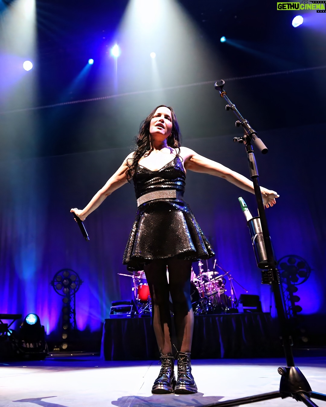 Sharon Corr - 4.7K Likes - Thank you Cape Town and thank you South Africa! What a magical few days ✨ We hope you enjoyed it as much as we did #TheCorrs #LiveMusic #SouthAfrica 

Thanks to @bigconcerts and @solomusicagency 

📸 @lancepetersonphoto