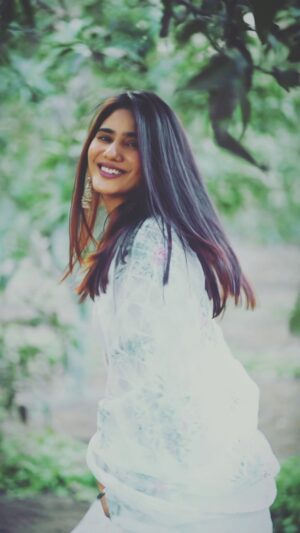Sharon Gaikwad Instagram - Khudko galat thehra kar 
‘ kahani se nikal gaye hum ‘
.
.
.
.
@_mehulphotography_ 
.
.
.
#trendingreels