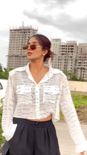 Sharon Gaikwad Instagram - Apke samne hi hai ☄️ btw Jawline Check ✅
.
.
.
.
#trendingreels