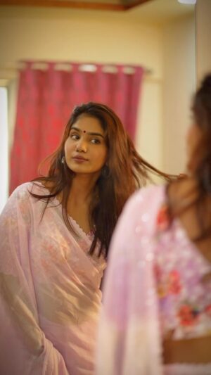 Sharon Gaikwad Instagram - Isn’t kaali , A goddess 💯
.
In frame @kavitagaikwad640 (mumma )❤️
 @vishal____0879 
.
.
📽️ @_mehulphotography_ 
.
.
#trendingreels