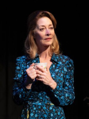 Sharon Lawrence Instagram - Maureen McCormick and Sharon Lawrence are back in @penpals starting today…here are two of my production photos

#sharonlawrence #maureenmccormick #play #penpals #theater
