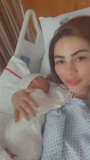 Shayma Helali Instagram - اكثر صور راسخة في قلبي وذاكرتي وروحي وعقلي هاذي اللحظات يصعب عليا اني نفسّر او نوصف إحساسي فيها وبمناسبة #عيد_الام حبيت أشارككم هاذي اللحظات
كل أم وانت بألف خير يا أعظم إنسانة في الدنيا والله يرزق كل امرأة هالشعور ❤️
طبعا هاذي صور قديمة شوية أولادي حاليا كبرو ماشاءالله 🥰
#happymothersday