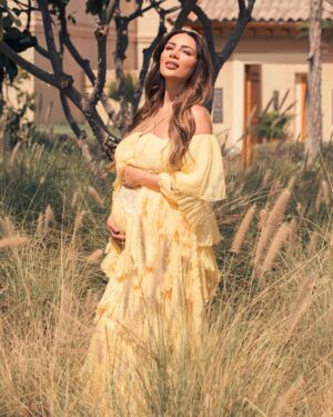 Shayma Helali Instagram - I love you bigger than
The world and sky 🥰
Shoot by : @rudolfazzi
Makeup by : @alberto_makeup
Styled by: @cedrichaddad
Definition: by @wassimsteve
#mom #SH #shaymahelali #شيما_هلالي #pregnant