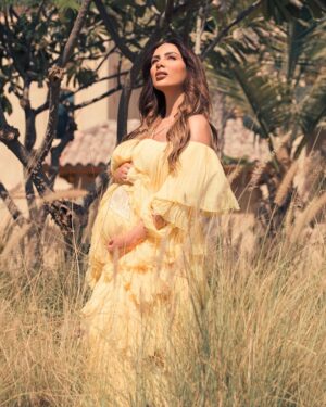 Shayma Helali Instagram - I love you bigger than
The world and sky 🥰
Shoot by : @rudolfazzi
Makeup by : @alberto_makeup
Styled by: @cedrichaddad
Definition: by @wassimsteve
#mom #SH #shaymahelali #شيما_هلالي #pregnant