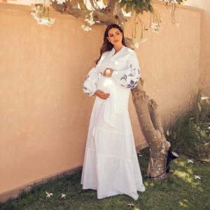 Shayma Helali Instagram - 🤍 🤍
#SH #shaymahelali #شيما_هلالي #blessed #mom #momtobe
Styled by @cedrichaddad
White dress:
@fashionjardim