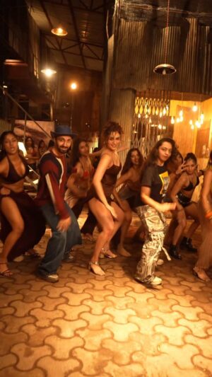 Shazia Samji Instagram - What a song !! š„š„š„ Yes we all were Kufaring on the sets of Kufar with @diljitdosanjh had so much fun shooting and doing this Hš„T Song. Canāt wait to see yourš„videos too
Tag us and shower the love šš¼
Shoutout to our girls - @smthngpretty @biancaanthonyyy @poojabist68 @sneha.banerjeeee