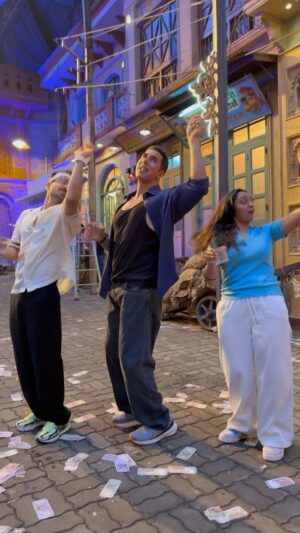 Shazia Samji Instagram - Thank you so much @akshaykumar sir for always trusting and believing in us 🙏🏼 ❤️ You are one of a kind & we love ,enjoy & get inspired shooting with you 🙌🏼 YOU ARE THE FUNNEST!!!
This reel is a core memory and will be very special…so Glass Uchhi Rakhey is out now. Share your videos with us 🫶🏼 

@arshad_warsi @saurabhshuklafilms @iamhumaq
@amrita_rao_insta @gajrajrao @sirsubhashkapoor #AlokJain @ajit_andhare @jollynarenkumar @dkh09 @vikrammontroseofficial
@maggibali @lifeofchanna
@karankapadiaofficial @ericpillai @piyush_bhagat @shaziasamji @starstudios @kangratalkies