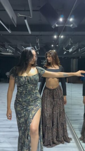 Shazia Samji Instagram - What a unique vibe to dance on Dil Kaatke ❤️‍🩹 trending everywhere, receiving so much love for the video 🙏🏻
#bpraak #jaani #piyushshaziachoreography #makereels