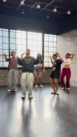 Shazia Samji Instagram - Doin it for the nation also for the national bird š¦ š¤·š»āāļø we had fun doing this piece 100 times w/ @its_bishalsharma @smthngpretty Now make it nationwide try it on & Iām sure youāll have fun šÆ #Morni #jassiegill #piyushshazia #aveerasinghmasson