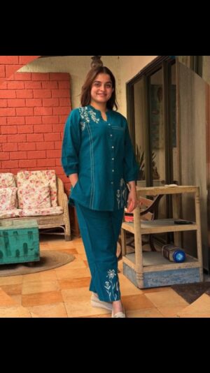 Sheena Shahabadi Instagram - Radiance that comes from within.
True blue elegance.
Sheena Shahabadi embraces the quiet strength of Kkache Ddhaage. 💙✨
#KkacheDdhaage #TrueBlueElegance #QuietStrength #RootedInCraft #HandwovenSoul TimelessIndian EarthyLuxury CraftWithConscience IndianWeaves WearYourStory
@kkache_ddhaage
@sheenashahabadi21