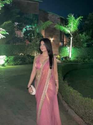 Sheran Ratnani Instagram - In my Desi Girl era 💫
.
.
.
#desi #indian #wedding #saree #weddingdiaries #pink #explore #ethnicwear #outfitinspo #🧿