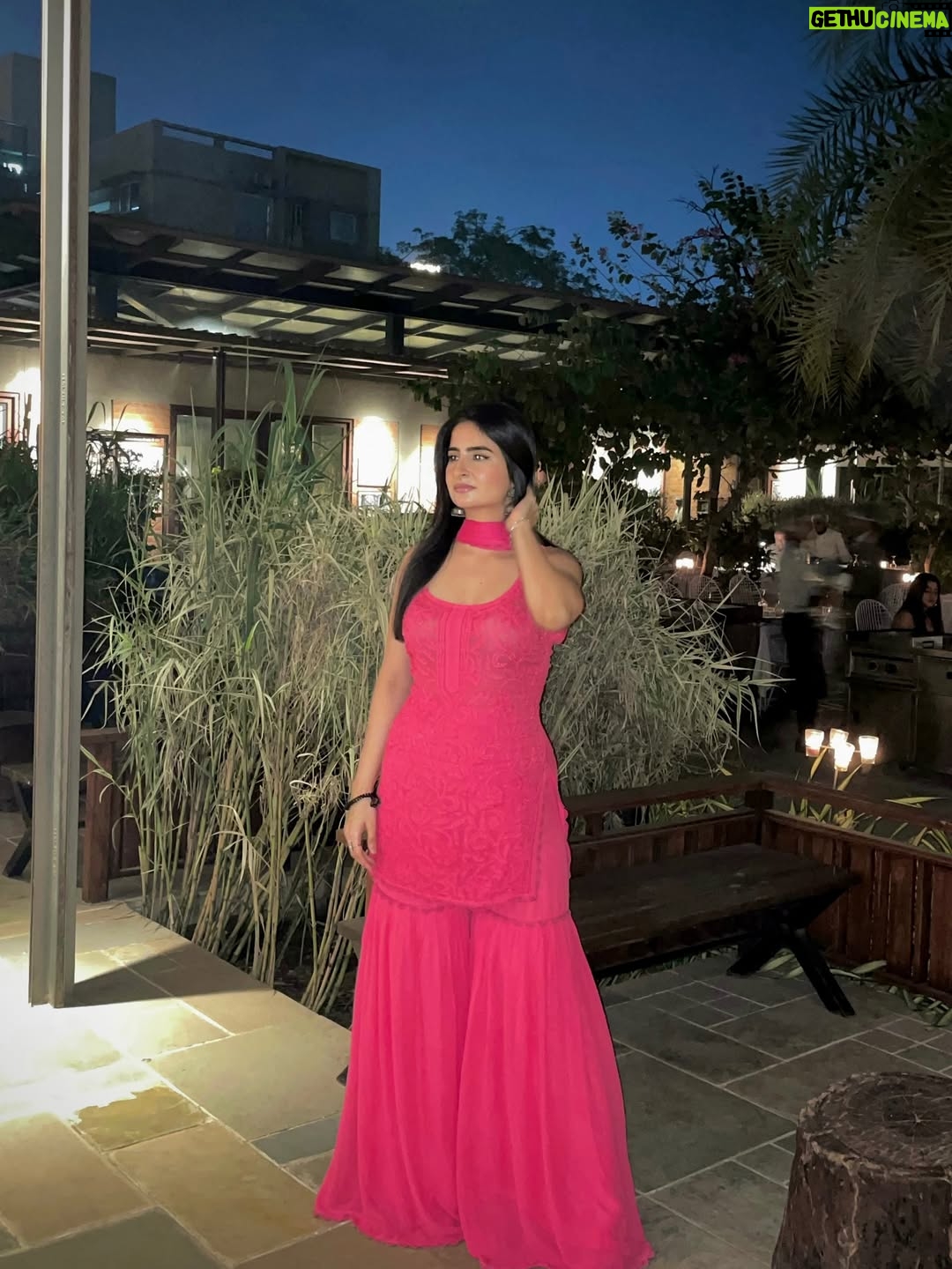 Sheran Ratnani - 4.7K Likes - Shaam Gulabi🌸🎆
🏷️: @labelaishwaryrika 
.
.
.
#desi #indian #wedding #sharara #suit #pink #explore #ethnicwear #outfitinspo #chikankari #🧿