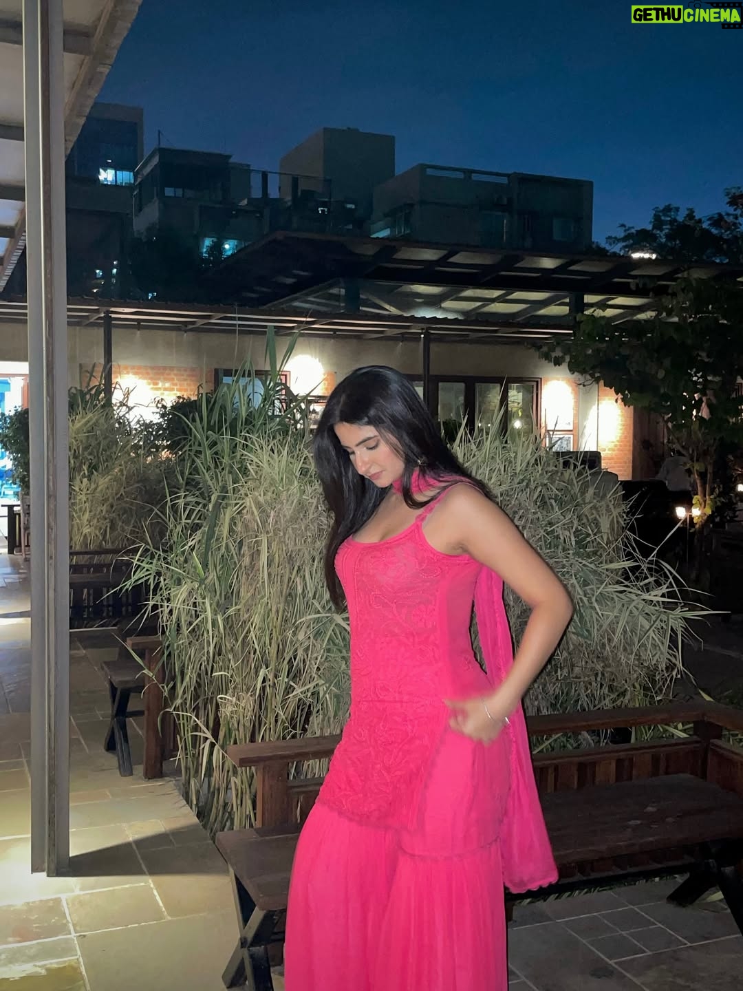 Sheran Ratnani - 4.7K Likes - Shaam Gulabi🌸🎆
🏷️: @labelaishwaryrika 
.
.
.
#desi #indian #wedding #sharara #suit #pink #explore #ethnicwear #outfitinspo #chikankari #🧿