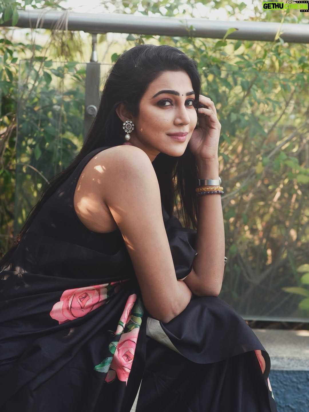 Sheriina - 4.8K Likes - Gracefully draped… but don’t be fooled, I still trip over my own thoughts (and sometimes my saree) 😅🌸

📸: @praveentyagarajan 

#sareelovers #desitwist #sareefashion #sherin #sheriina #divine #love #xoxo