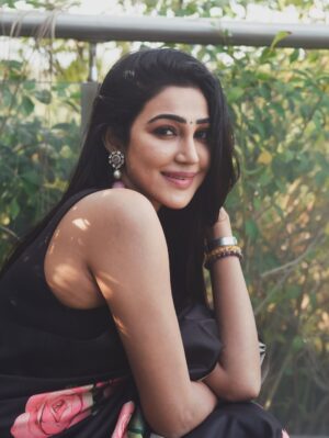 Sheriina Instagram - Gracefully draped… but don’t be fooled, I still trip over my own thoughts (and sometimes my saree) 😅🌸

📸: @praveentyagarajan 

#sareelovers #desitwist #sareefashion #sherin #sheriina #divine #love #xoxo