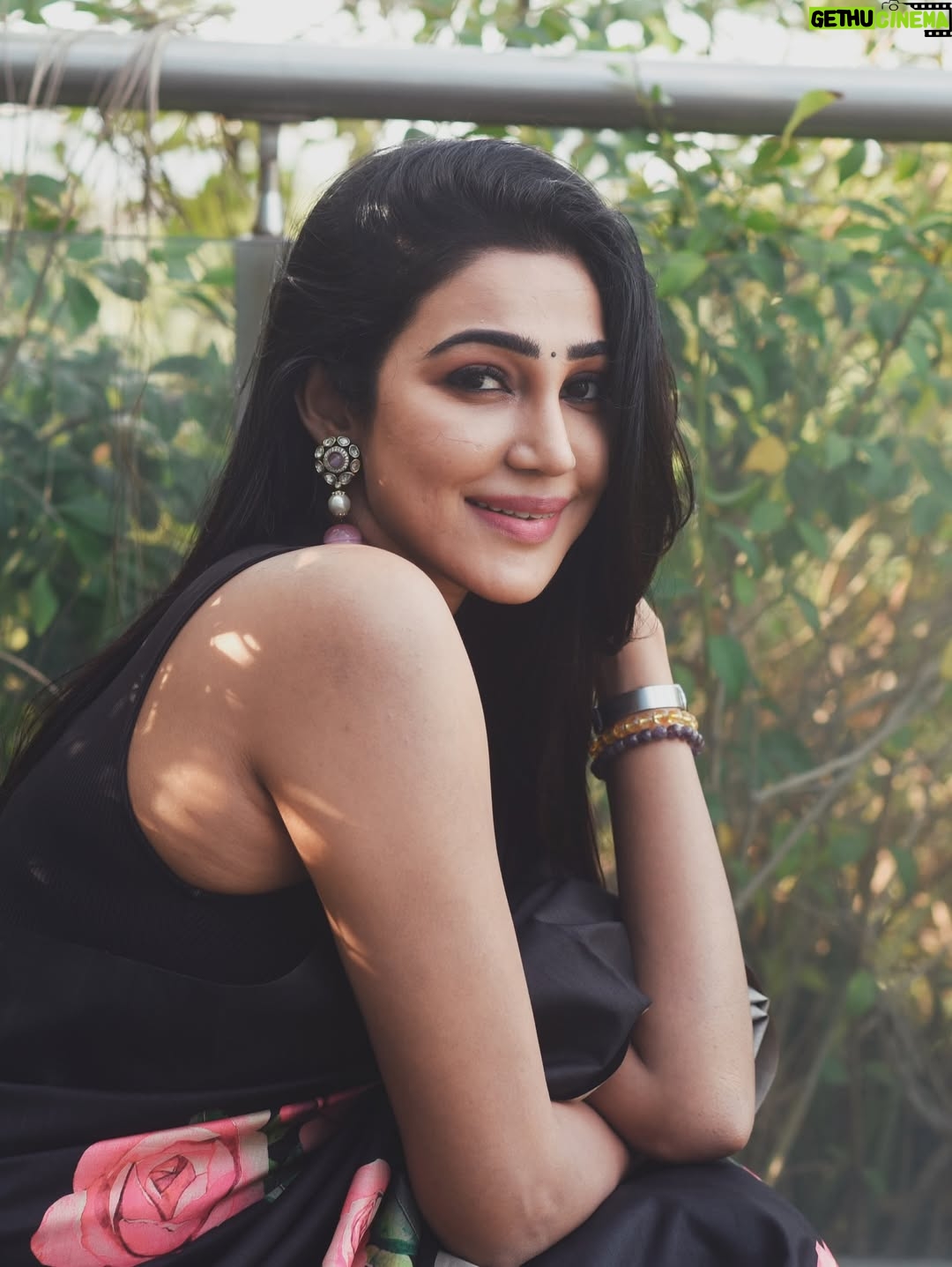 Sheriina - 4.8K Likes - Gracefully draped… but don’t be fooled, I still trip over my own thoughts (and sometimes my saree) 😅🌸

📸: @praveentyagarajan 

#sareelovers #desitwist #sareefashion #sherin #sheriina #divine #love #xoxo