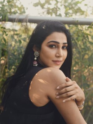 Sheriina Instagram - Gracefully draped… but don’t be fooled, I still trip over my own thoughts (and sometimes my saree) 😅🌸

📸: @praveentyagarajan 

#sareelovers #desitwist #sareefashion #sherin #sheriina #divine #love #xoxo