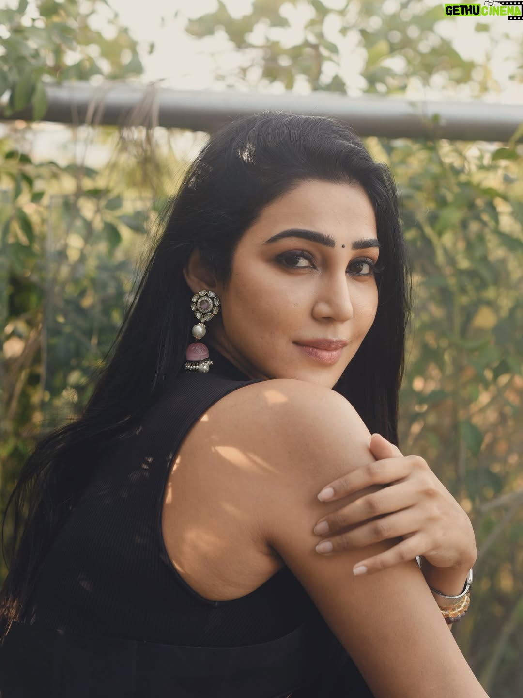 Sheriina - 4.8K Likes - Gracefully draped… but don’t be fooled, I still trip over my own thoughts (and sometimes my saree) 😅🌸

📸: @praveentyagarajan 

#sareelovers #desitwist #sareefashion #sherin #sheriina #divine #love #xoxo