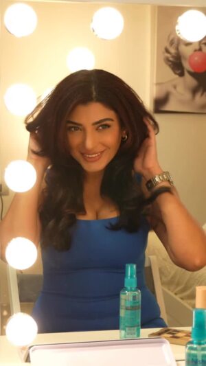 Shernavaz Jijina Instagram - You finally found a serum that doesn’t weigh your hair down 😮💨✨
Smooth • Shiny • Frizz-free
Nisha Eversilk is officially a staple 💖
#NishaProfessional #YuthikaProfessional #SilkyHairVibes #ShinyHairDay #HairCareRoutine
