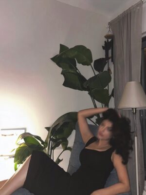 Shernavaz Jijina Instagram - Low light,high frequency✨🖤