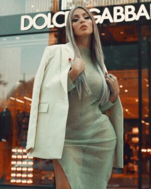 Sheyla Rojas Instagram - A la cima no se llega superando a los demás sino superándote a ti misma 💚🍀 @ronaldoanzuresmx