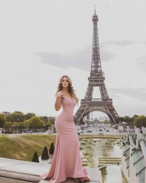 Sheyla Rojas Instagram - Shey en Paris 👑 @missviirgiiinparis @memoriesofparisphotos
.
.
.
Dress: @limitdress