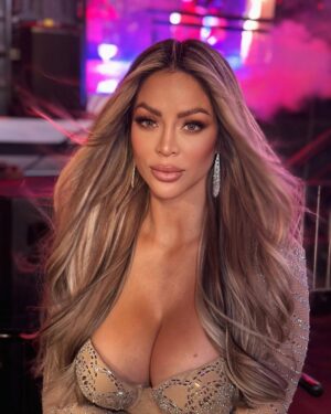 Sheyla Rojas Instagram - Una mente que sabe lo que quiere, alcanza lo que se propone ✨
@palaciodeloscabellos
Makeup: @angelacurich_oficial