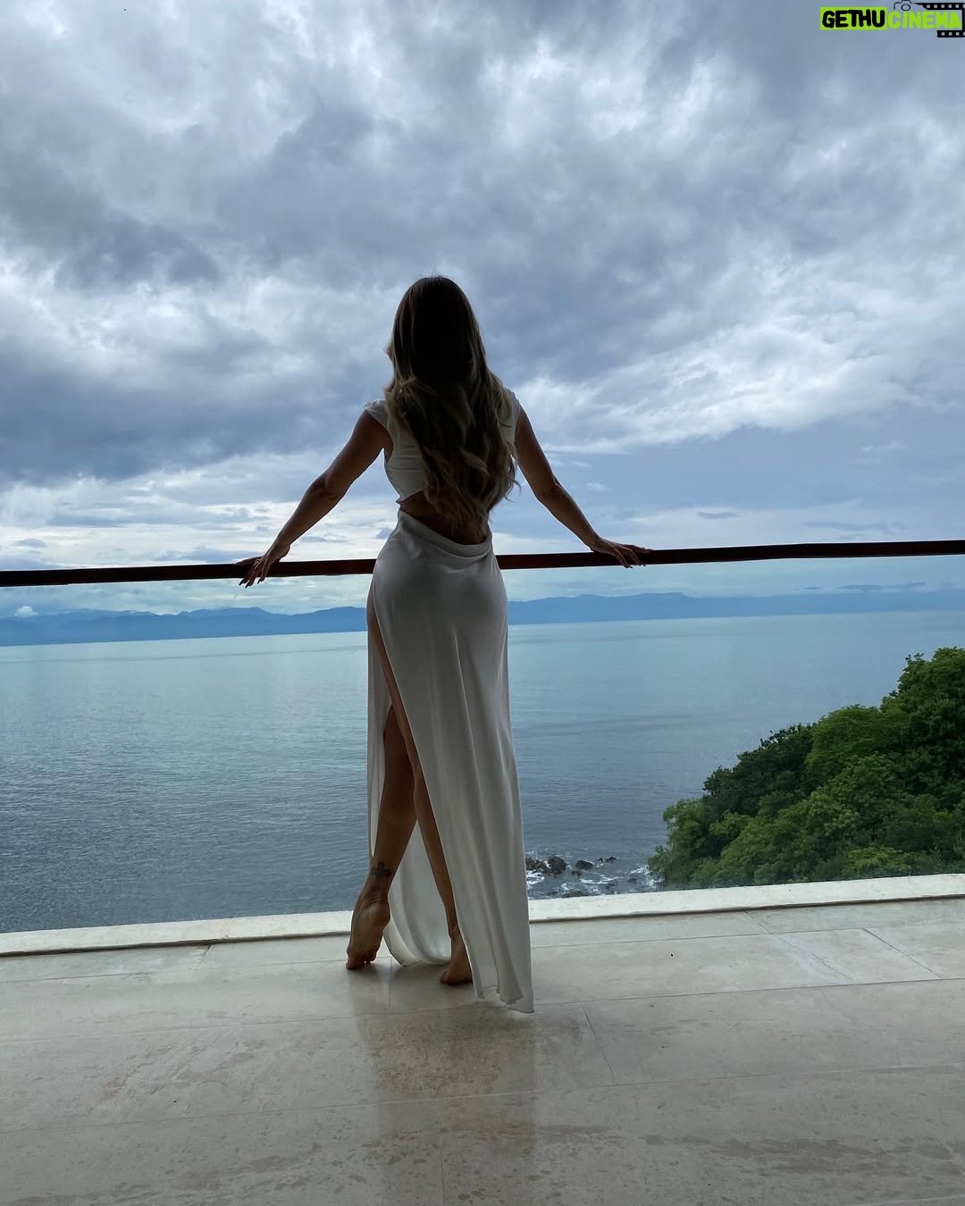 Sheyla Rojas - 53K Likes - White 🦢
