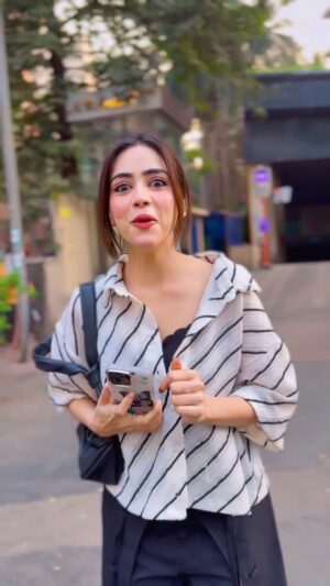 Shiba Khan Instagram - Dekha kitni tez daudti hoon🤣😂 @mujassim_khan91
@abraz.khan_91
:
:
: #comedy #funnyreel #explorepage #shibakhan #foryoupage