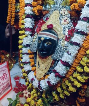 Shilpi Raghwani Instagram - आज माँ थावे मन्दिर में मालिक श्री सतीश पाण्डेय जी एवं विधायक श्री अमरेन्द्र कुमार पाण्डेय जी एक साथ माता का श्रृंगार किए एवं स्वर्ण मुकुट एवं गले के हार का अर्पण किया🙏🏻🙏🏻 दिल से धन्यवाद 🙏🏻🙏🏻
थावे वाली मैया की जय 🙏🏻🙏🏻🙏🏻