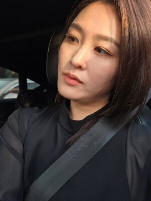 Shin A-young Instagram - 다 다른 날임

옷이 블랙밖에 없는건가.