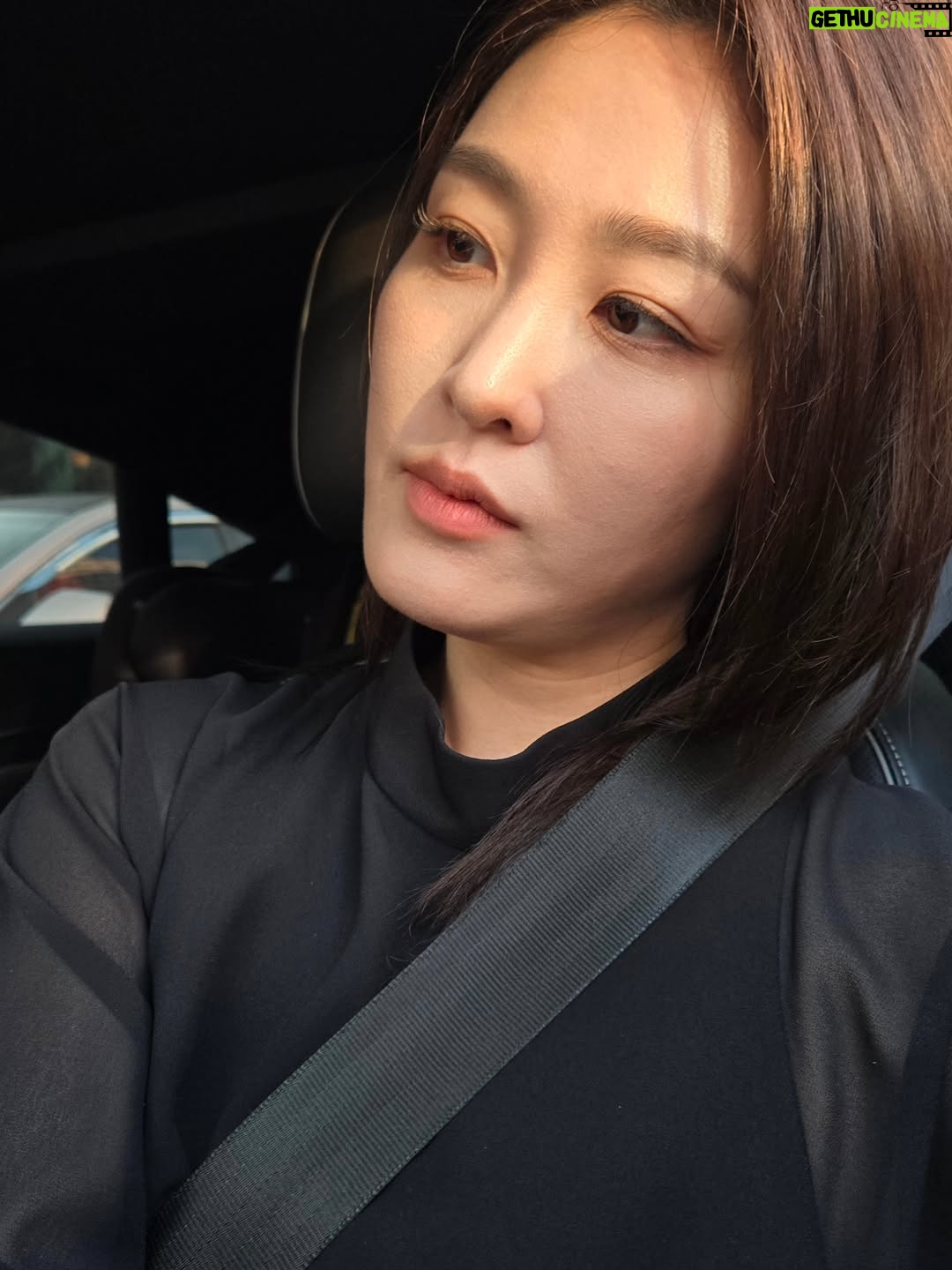 Shin A-young - 2.5K Likes - 다 다른 날임

옷이 블랙밖에 없는건가.