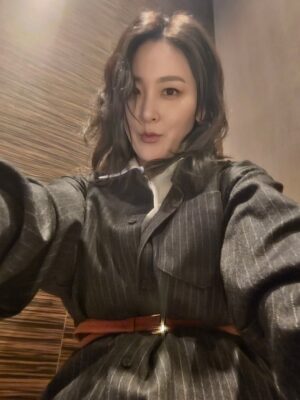 Shin A-young Instagram - 다 다른 날임

옷이 블랙밖에 없는건가.