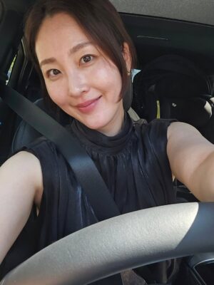 Shin A-young Instagram - 다 다른 날임

옷이 블랙밖에 없는건가.